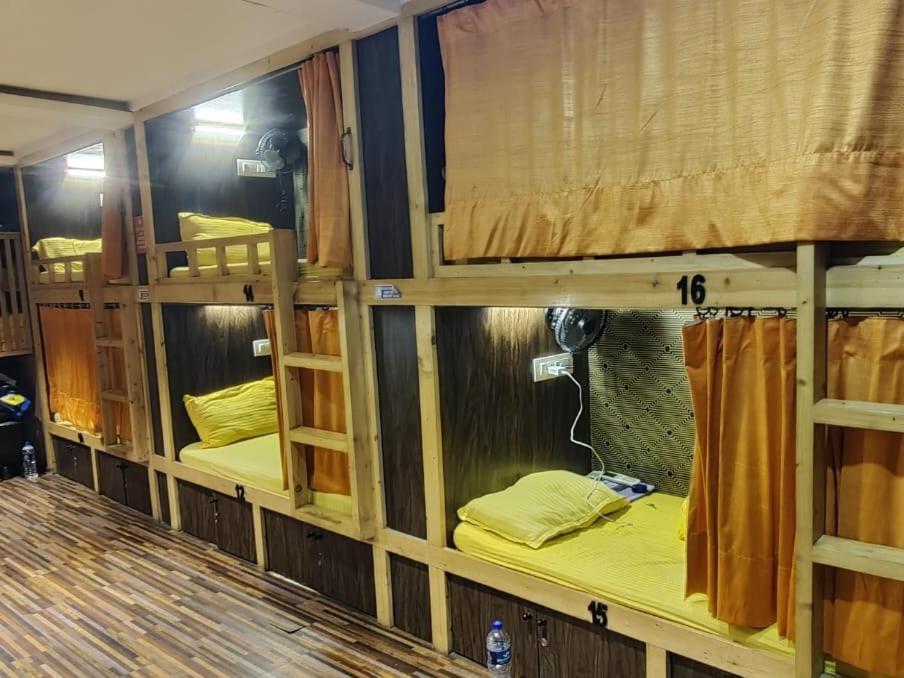 Sinhassan Dormitory Hostel Juhu Mumbai Exterior photo